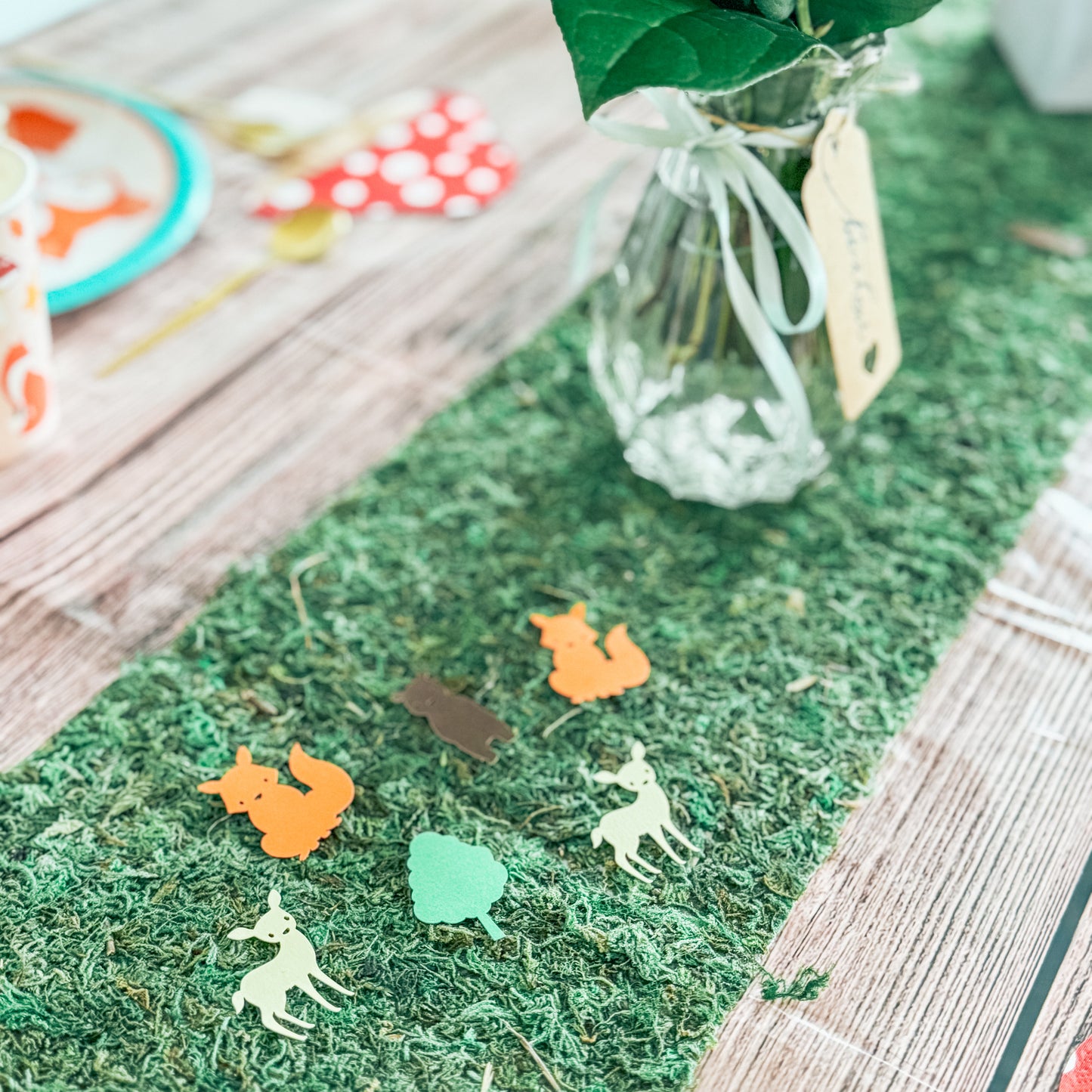 Décoration d'anniversaire animaux de la forêt avec chemin de table végétal