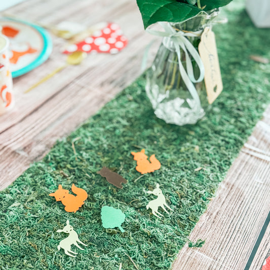 Décoration d'anniversaire animaux de la forêt avec chemin de table végétal