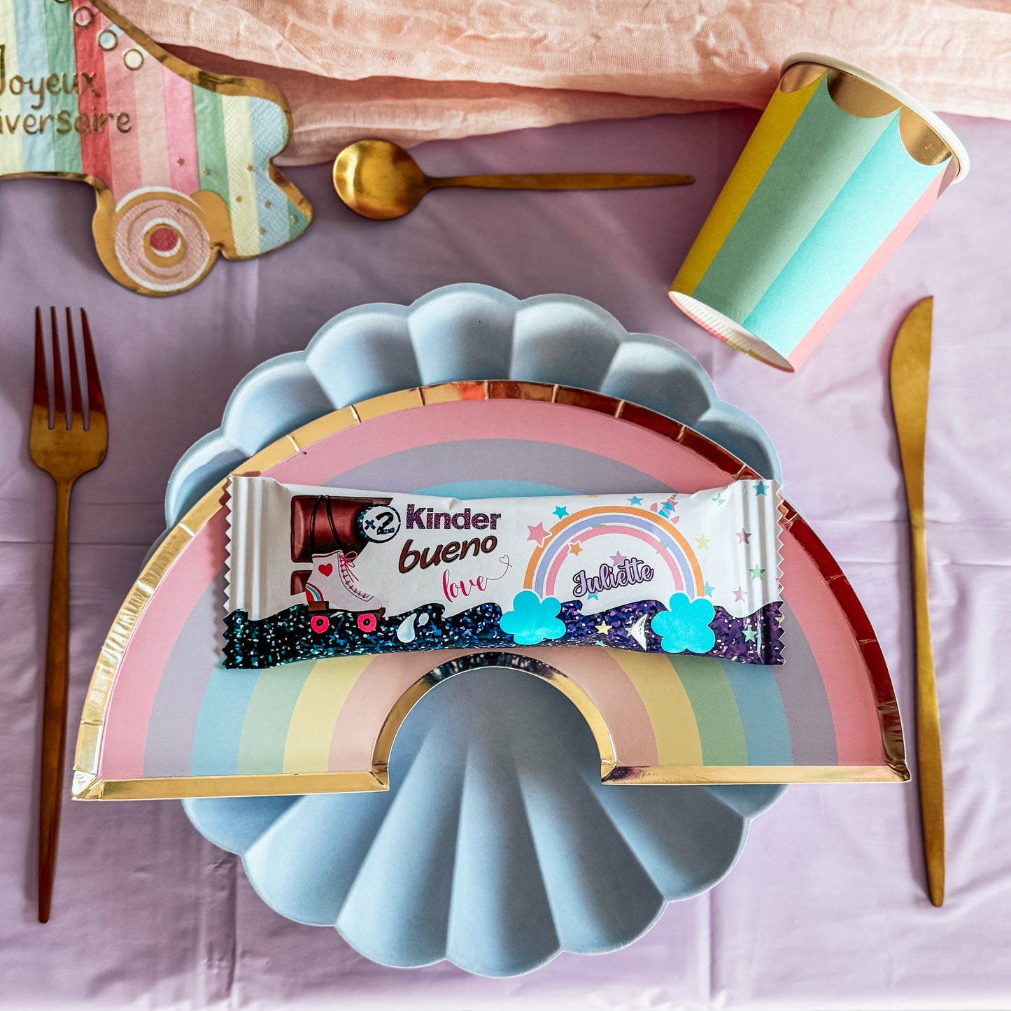décoration de table pour anniversaire arc-en-ciel et chocolat kinder personnalisé