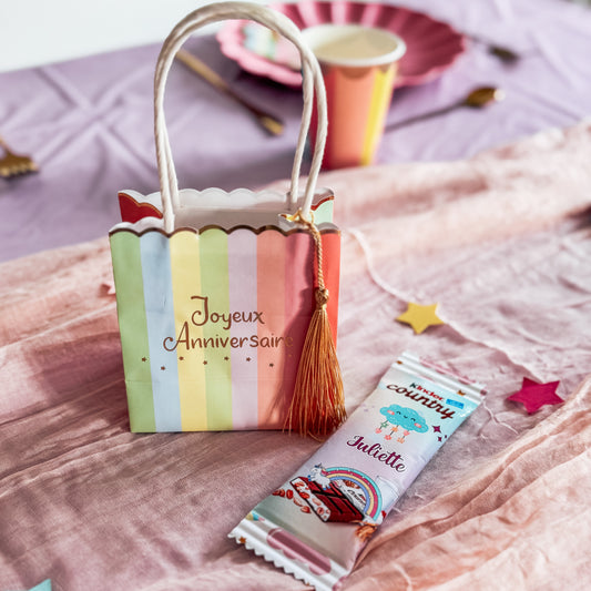 décoration de table pour anniversaire arc-en-ciel et chocolat kinder personnalisé