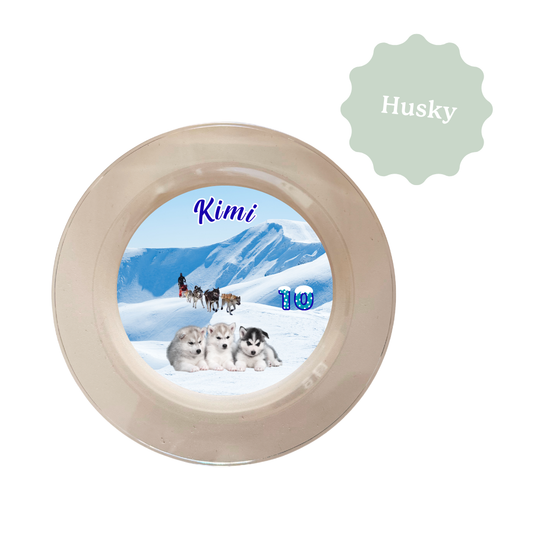 Assiette en plastique personnalisée sur le thème des chiens Husky, avec le prénom et l'âge. Pour une décoration de table d'anniversaire unique et personnalisée. Faite sur mesure selon tes envies.