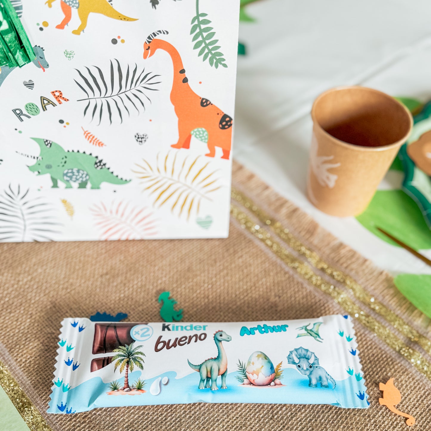 Kinder bueno personnalisé pour anniversaire dinosaure