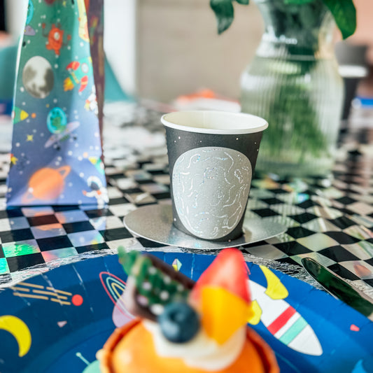décoration de table pour anniversaire sur le thème de l'espace et des astronautes