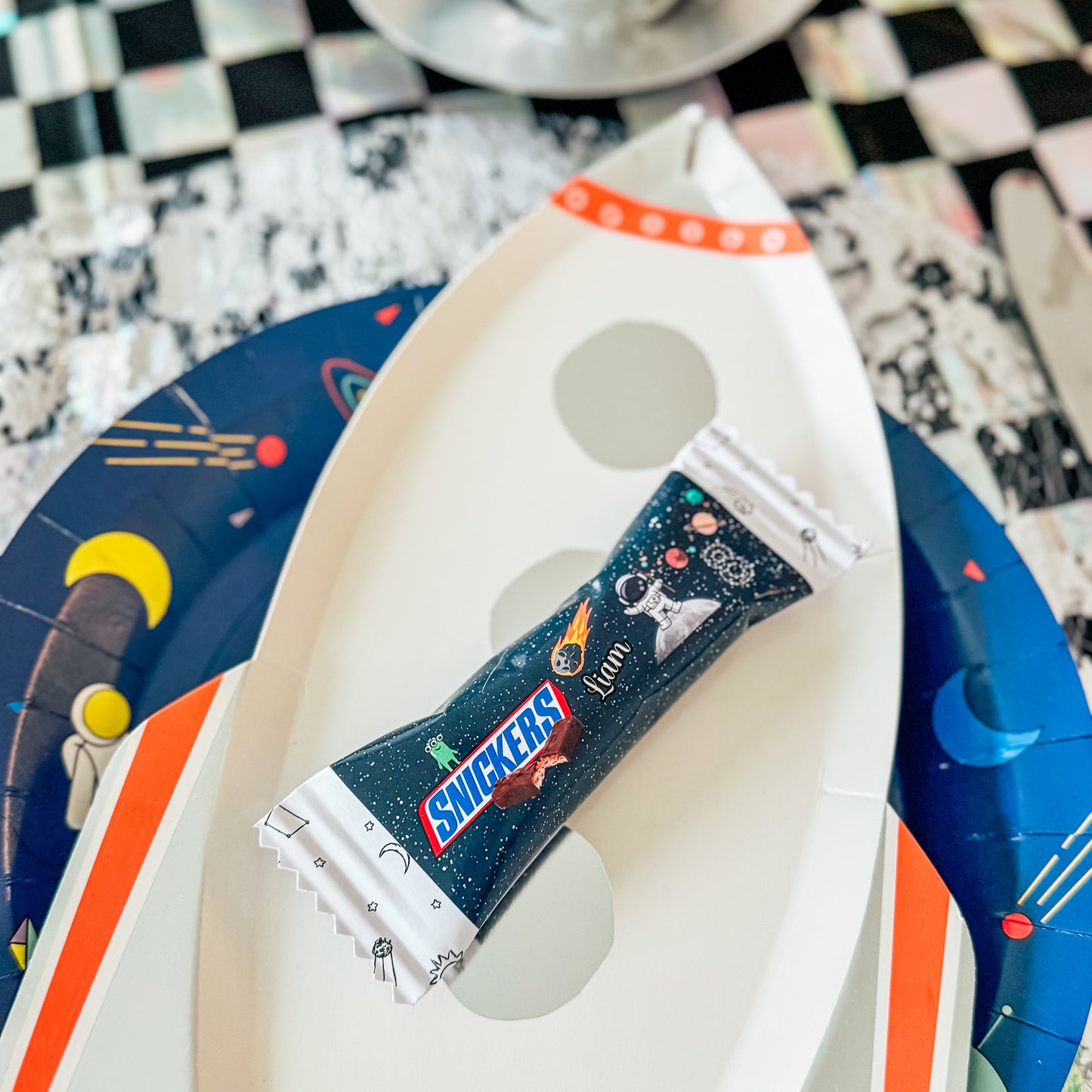 décoration de table pour anniversaire sur le thème de l'espace et des astronautes