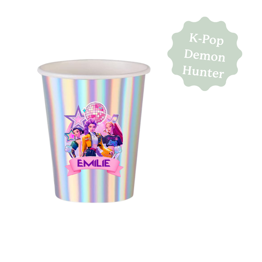 Des gobelets personnalisés pour un anniversaire sur le thème de K-Pop Demon Hunter, avec le prénom de l'enfant. Le design est réalisé sur mesure selon tes souhaits.