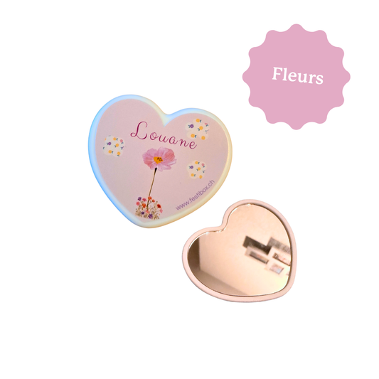 Miroir en forme de coeur personnalisé avec le prénom. Cadeau idéal pour les anniversaires d'enfant.