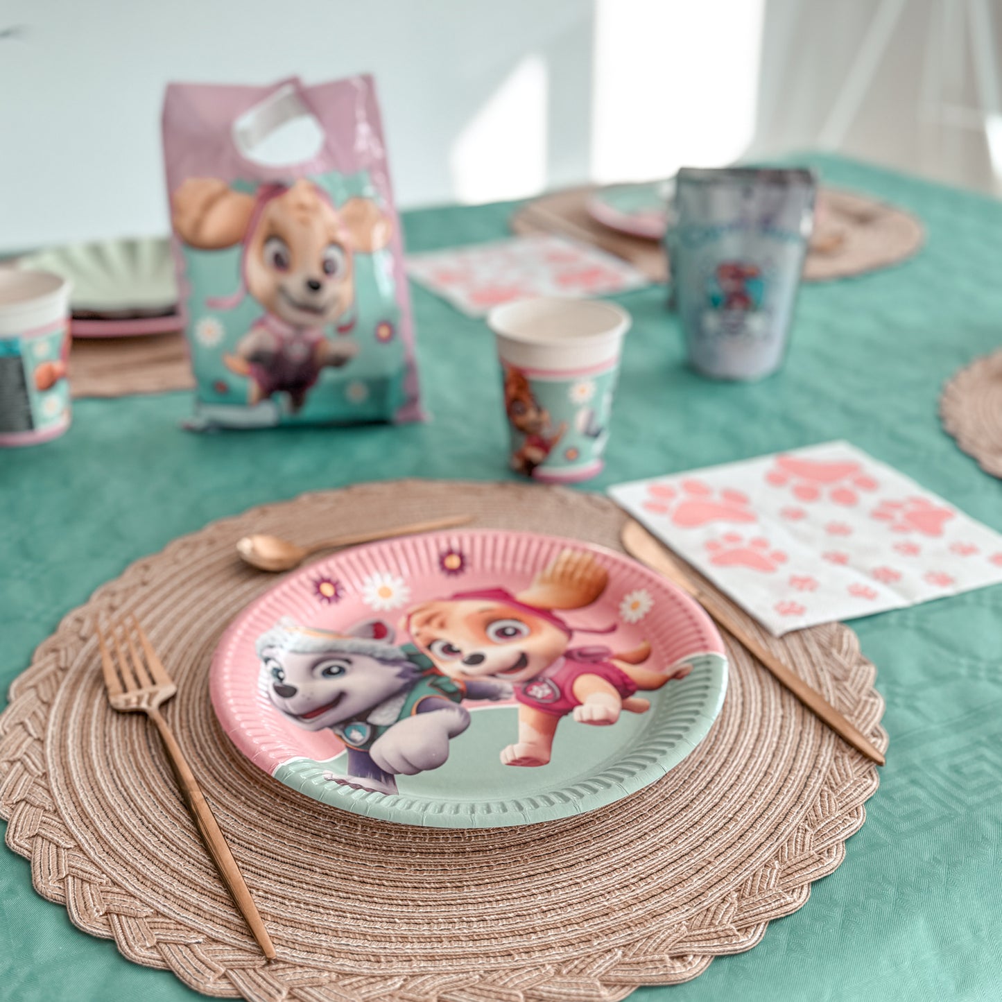 décoration de table pour anniversaire sur le thème pat'patrouille Stella et Everest