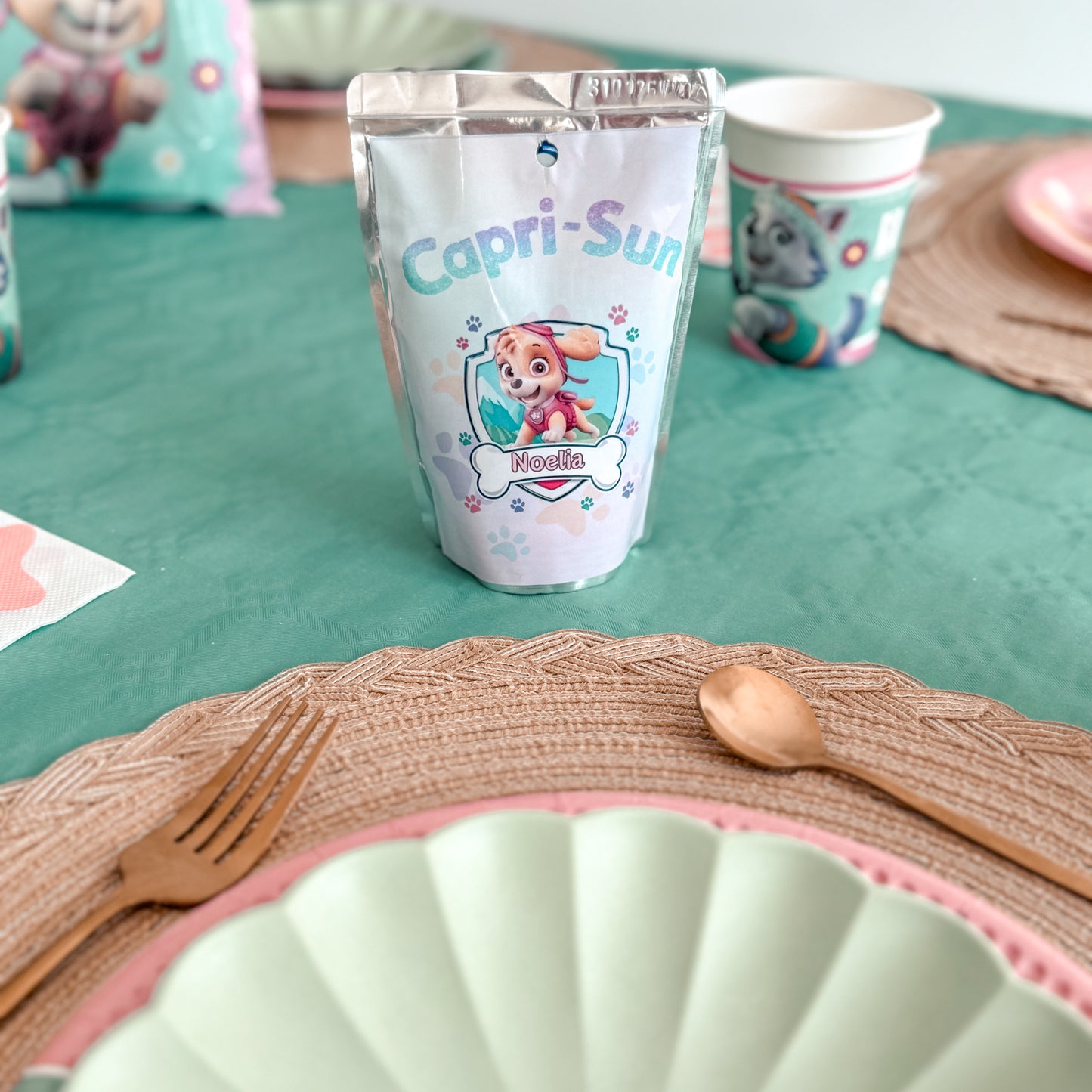 décoration de table pour anniversaire sur le thème pat'patrouille Stella et Everest