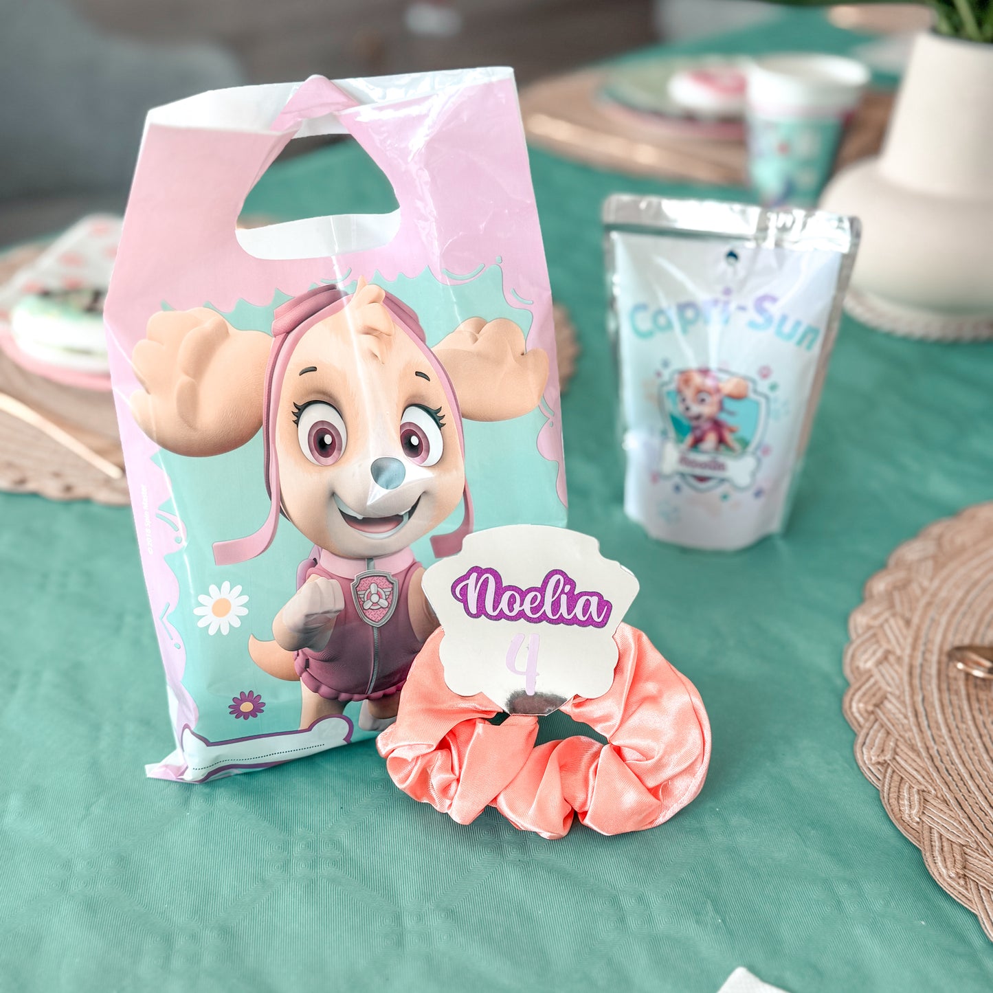 décoration de table pour anniversaire sur le thème pat'patrouille Stella et Everest