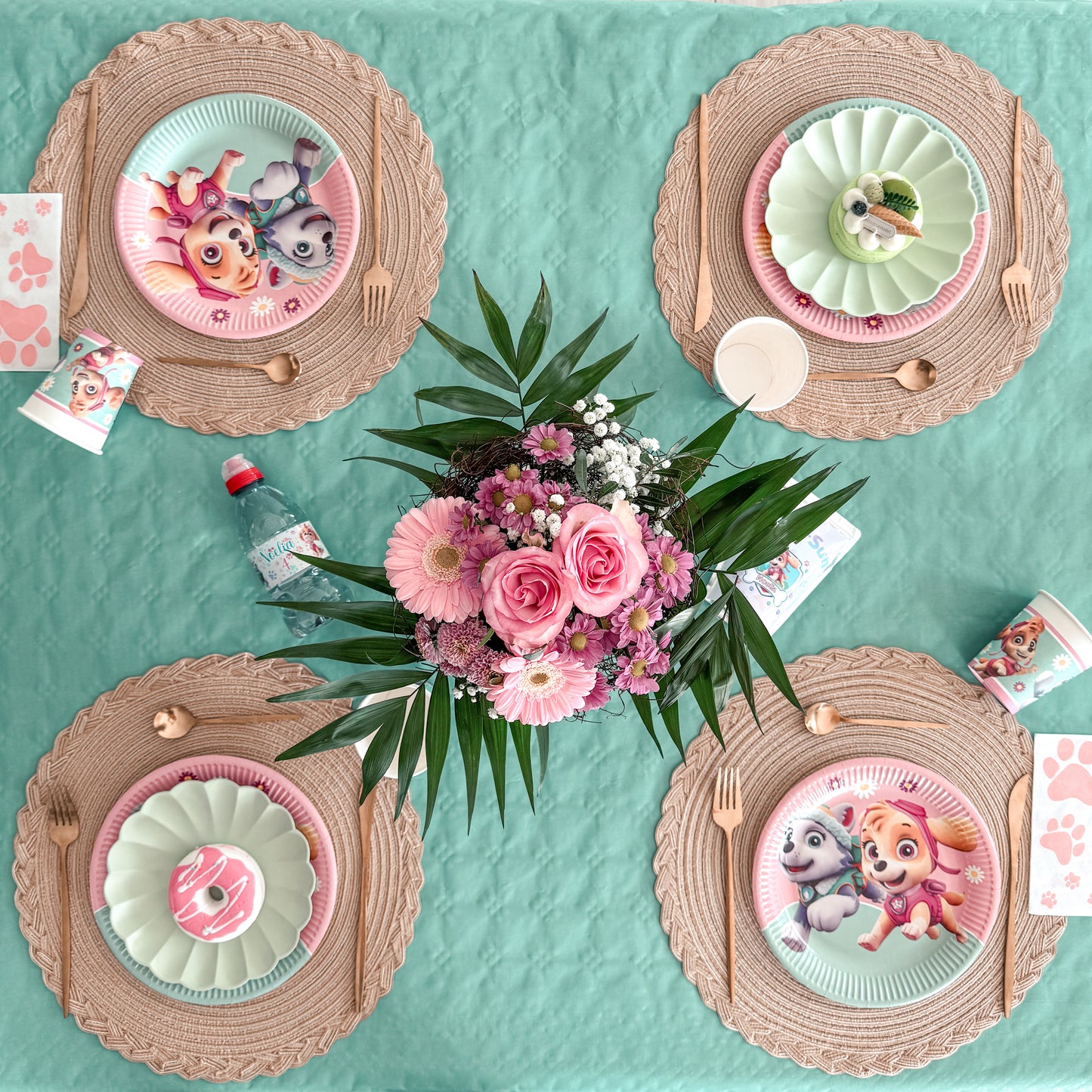 décoration de table pour anniversaire sur le thème pat'patrouille Stella et Everest