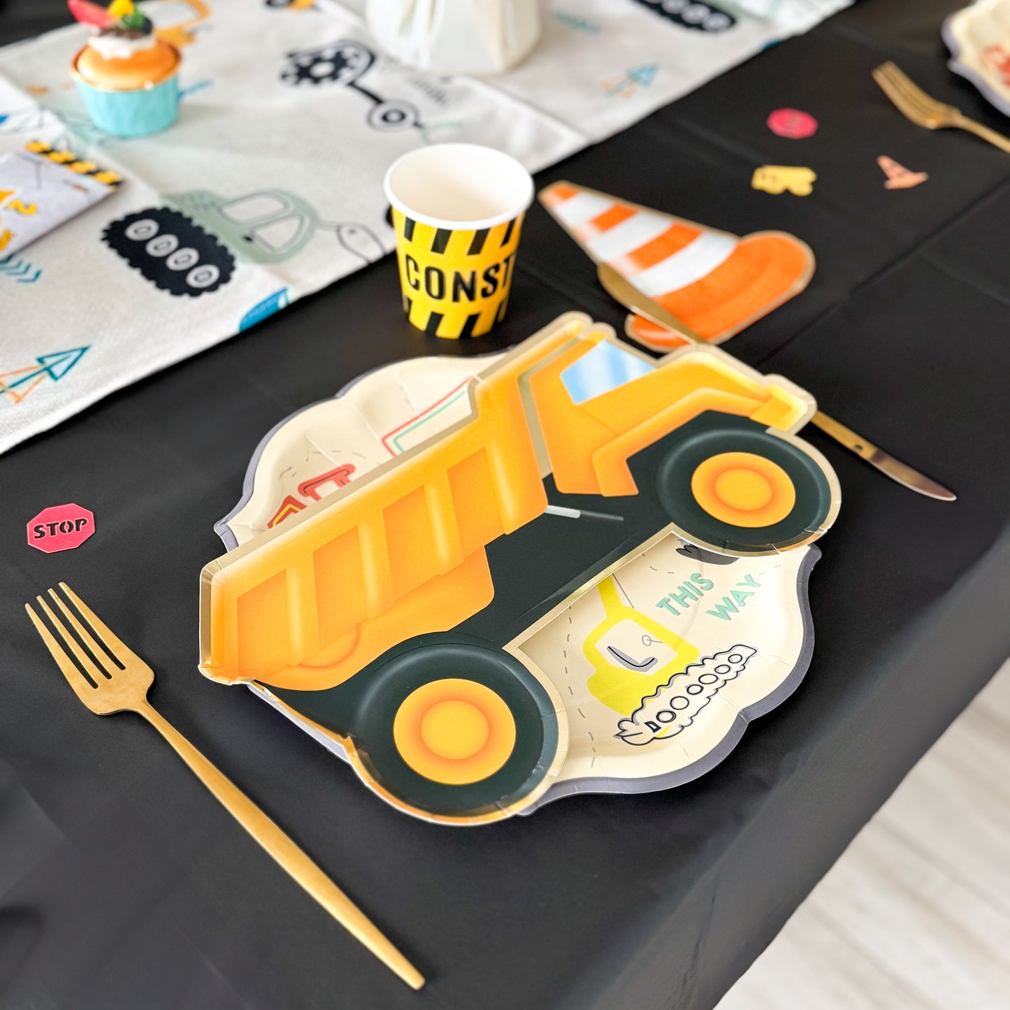 décoration de table pour anniversaire sur le thème chantier, construction, travaux, camion