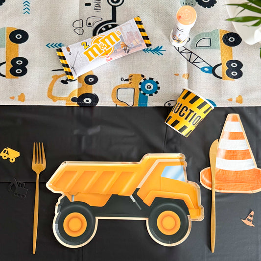 décoration de table pour anniversaire sur le thème chantier, construction, travaux, camion