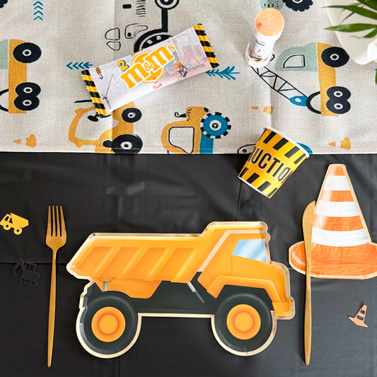 décoration de table pour anniversaire sur le thème chantier, construction, travaux, camion