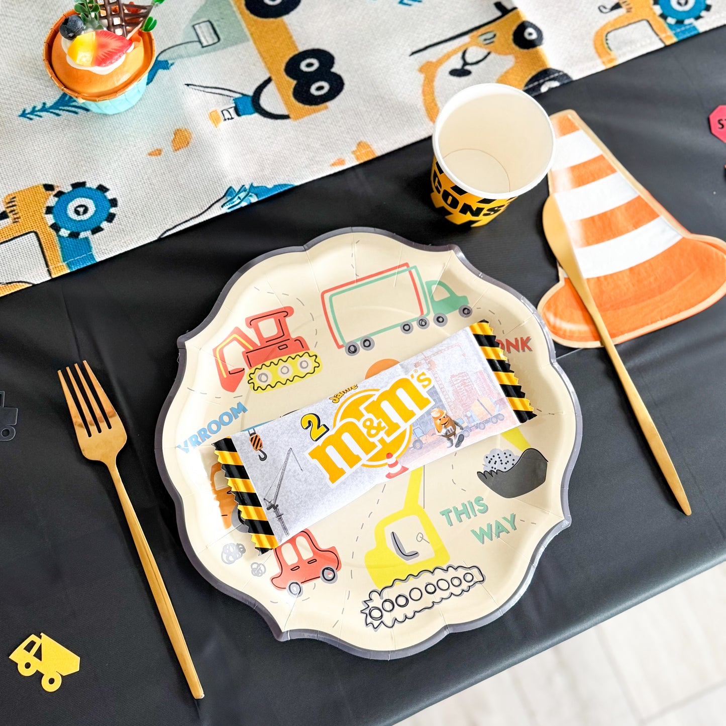 décoration de table pour anniversaire sur le thème chantier, construction, travaux, camion