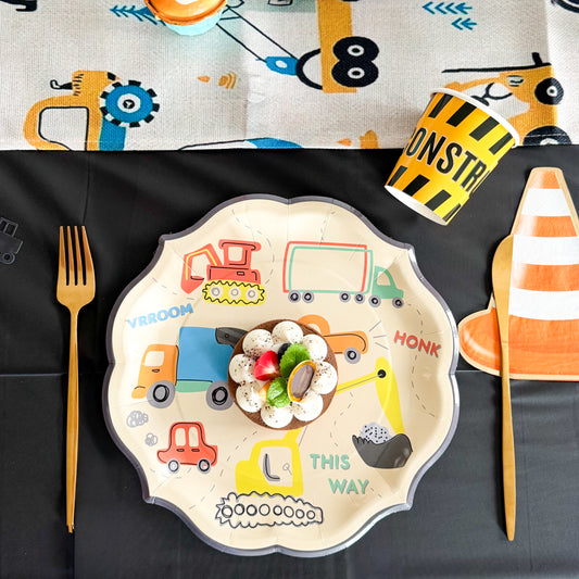 décoration de table pour anniversaire sur le thème chantier, construction, travaux, camion