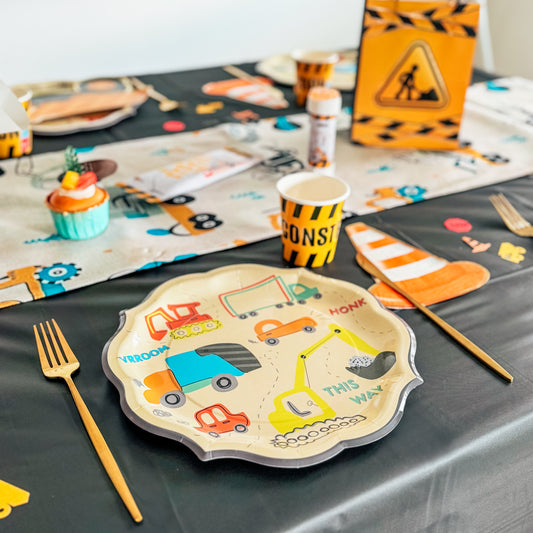 décoration de table pour anniversaire sur le thème chantier, construction, travaux, camion