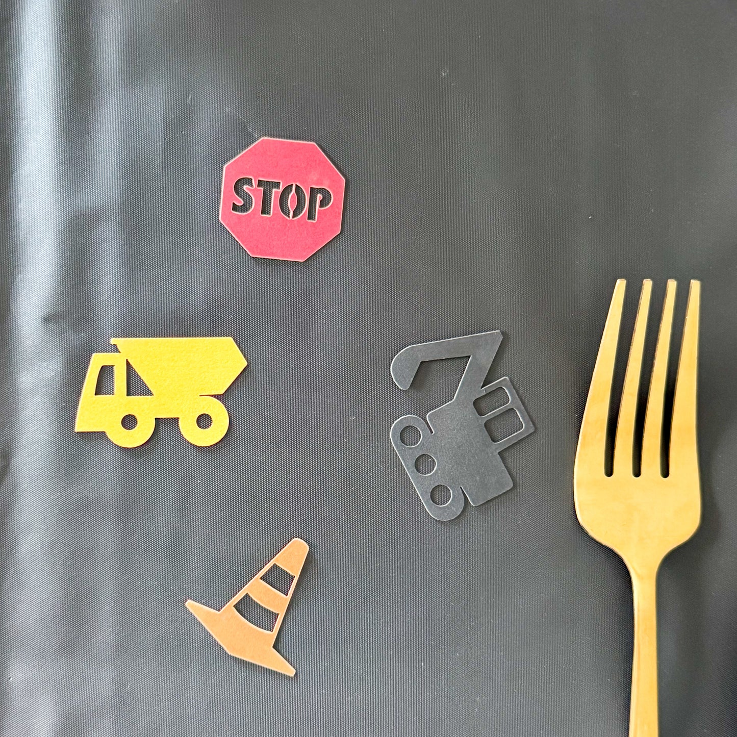 décoration de table pour anniversaire sur le thème chantier, construction, travaux, camion