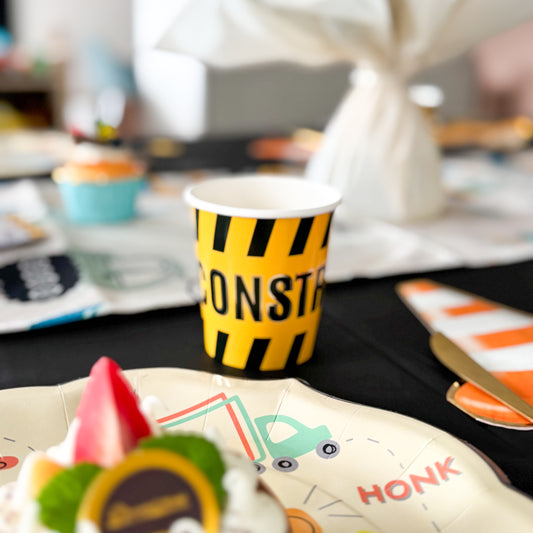 décoration de table pour anniversaire sur le thème chantier, construction, travaux, camion