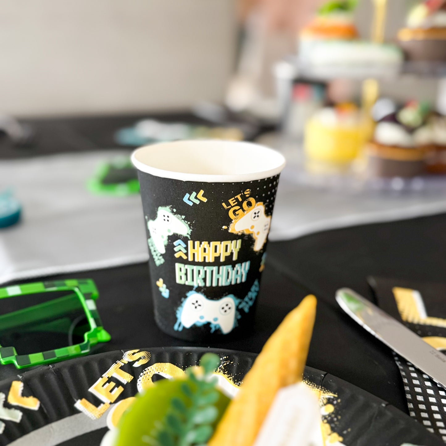 Décoration de table pour anniversaire sur le thème jeux vidéo, gaming