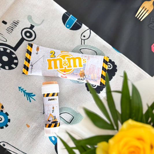 décoration de table pour anniversaire sur le thème chantier, construction, travaux, camion