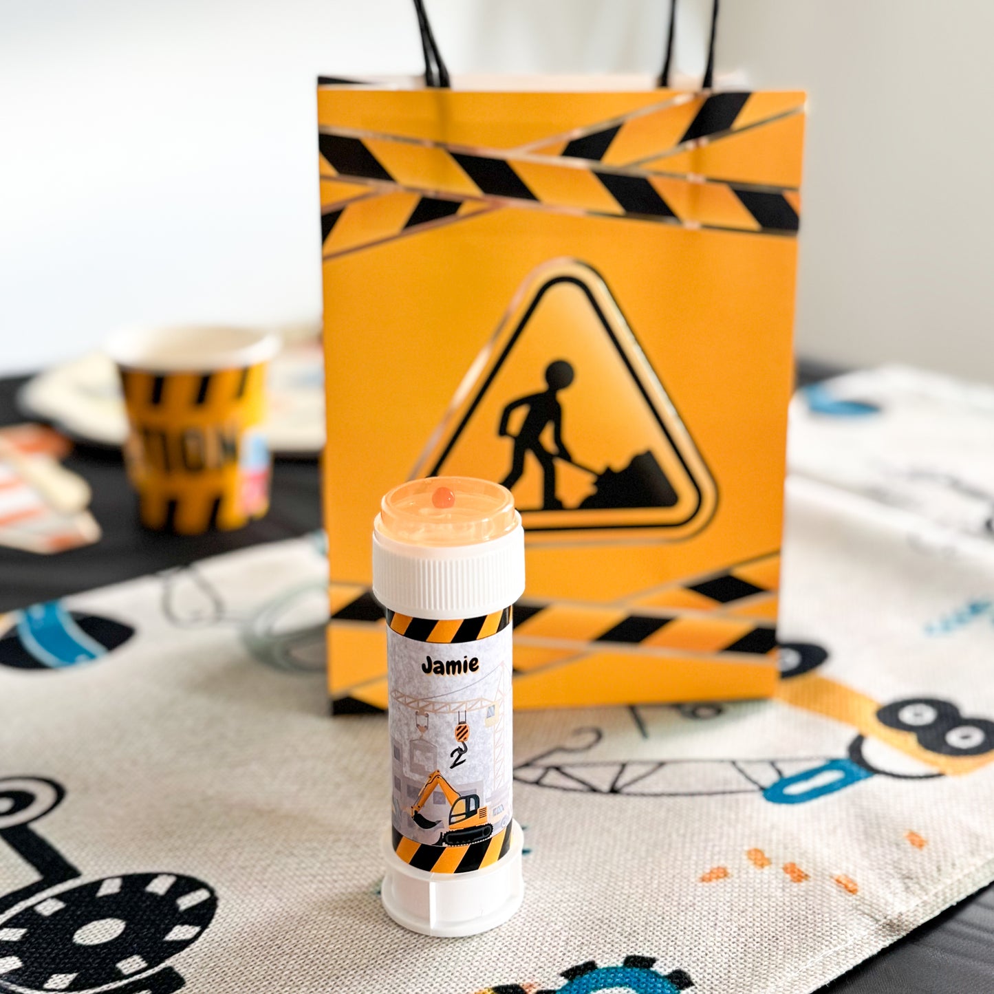 décoration de table pour anniversaire sur le thème chantier, construction, travaux, camion