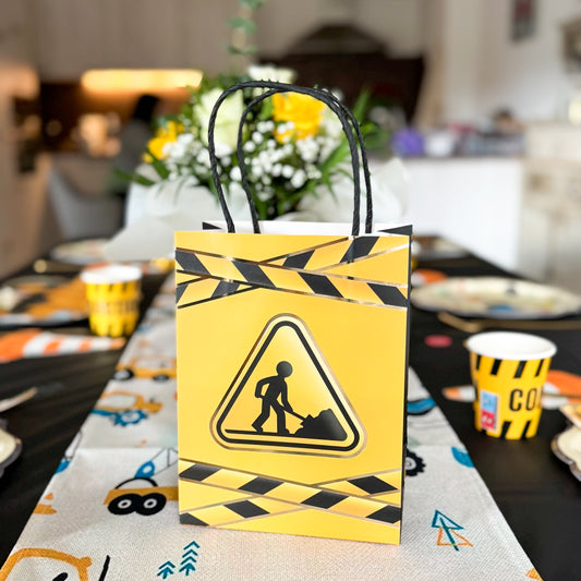 décoration de table pour anniversaire sur le thème chantier, construction, travaux, camion