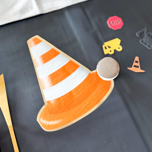 décoration de table pour anniversaire sur le thème chantier, construction, travaux, camion