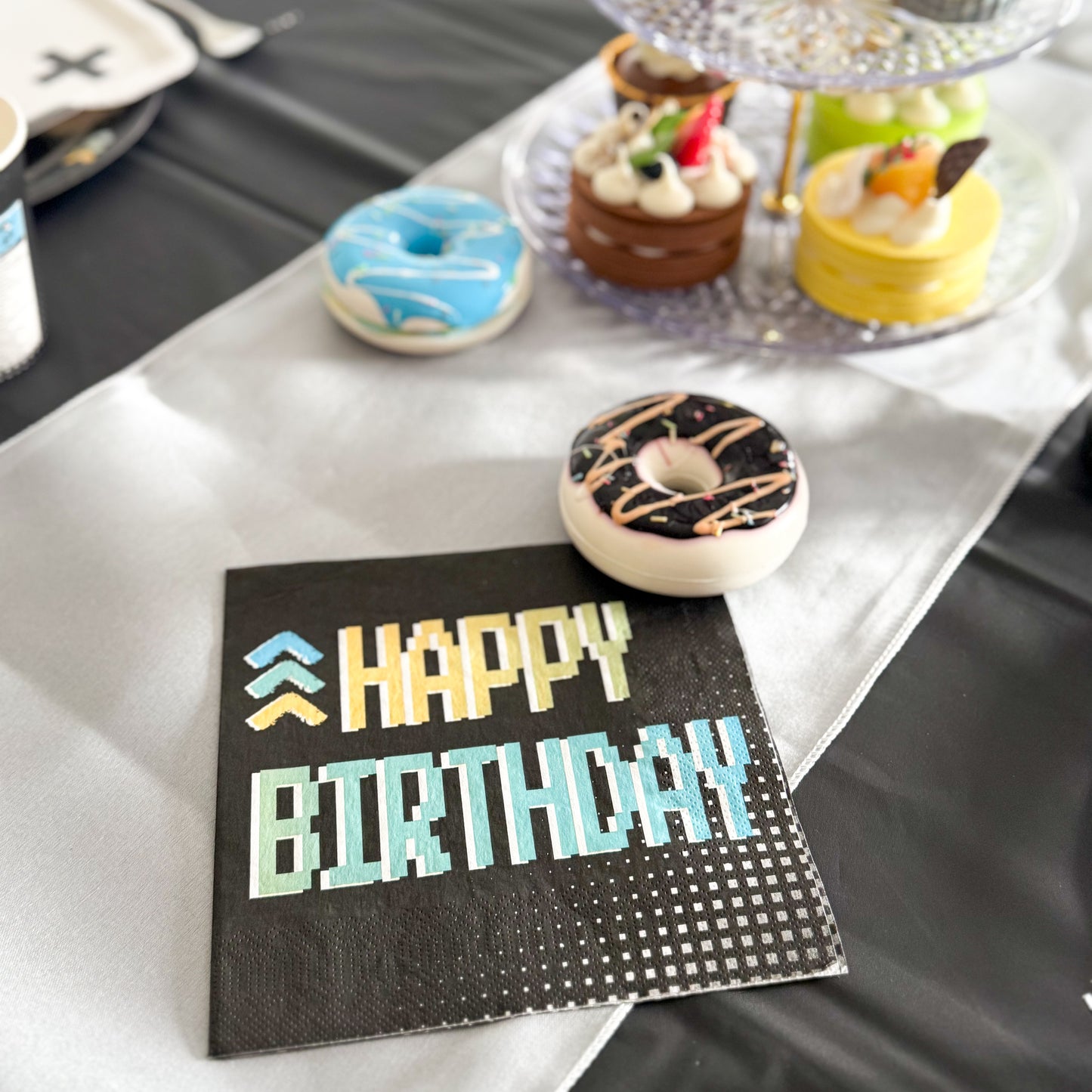 Décoration de table pour anniversaire sur le thème jeux vidéo, gaming
