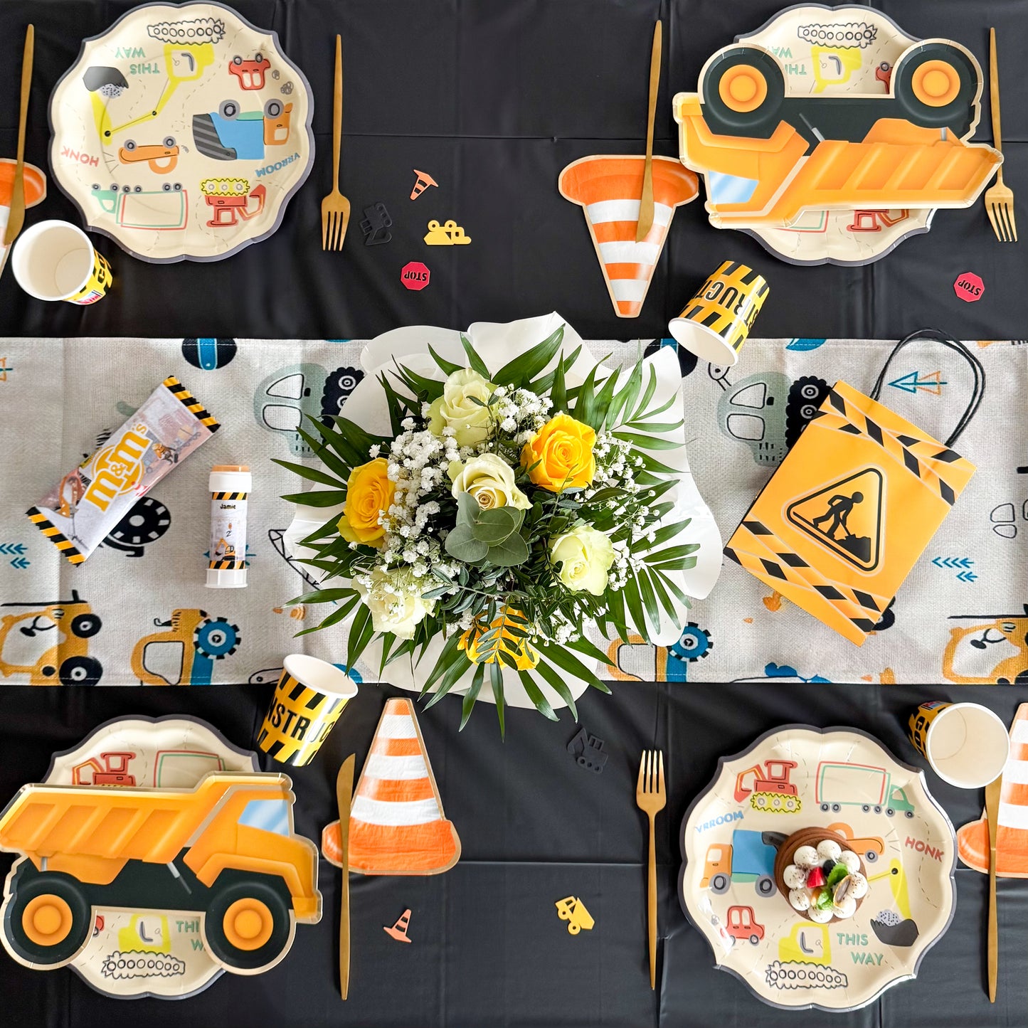 décoration de table pour anniversaire sur le thème chantier, construction, travaux, camion