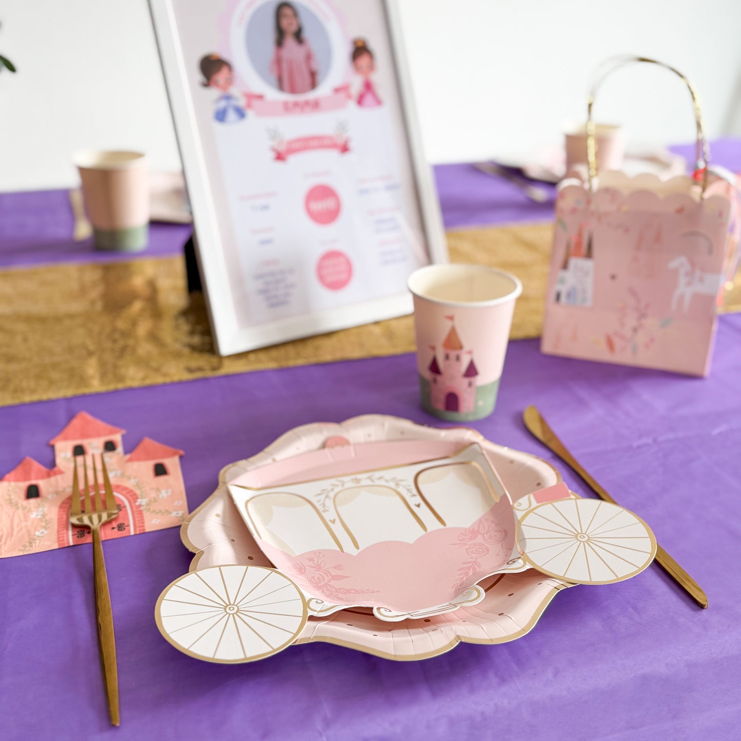 Décoration de table princesse pour anniversaire d'enfants. Une assiette en forme de carrosse.