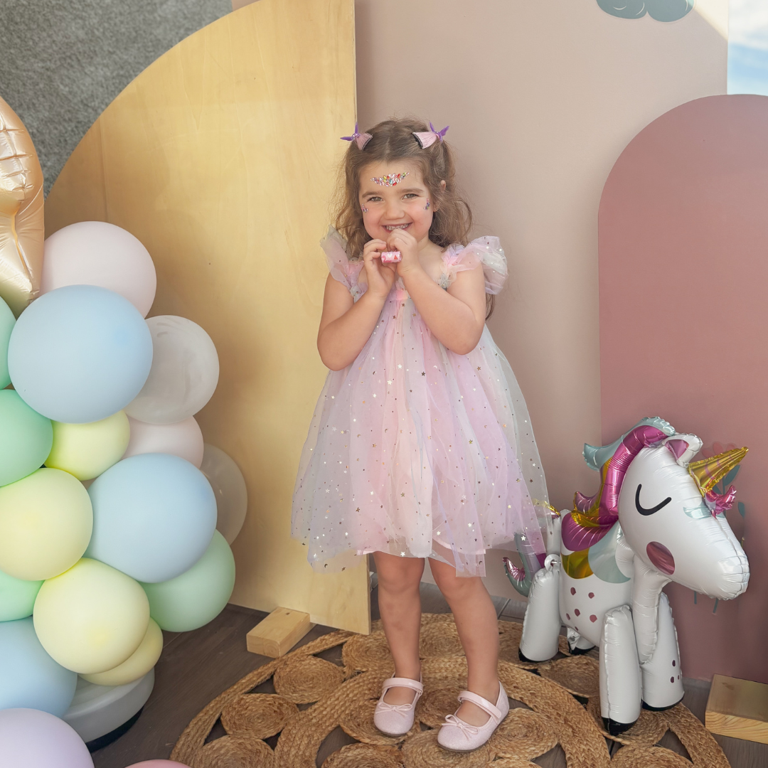 Organise une fête d'anniversaire pour enfant harmonieuse et magique sans exploser ton budget ! Boxes déco à thème et prêtes à l’emploi dès 3.50 CHF par enfant.