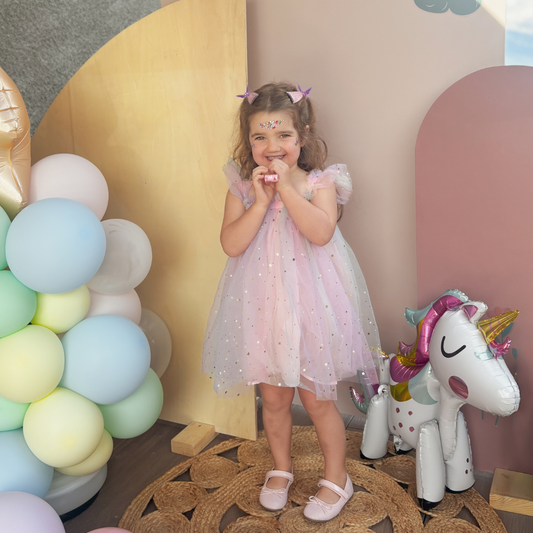 Organise une fête d'anniversaire pour enfant harmonieuse et magique sans exploser ton budget ! Boxes déco à thème et prêtes à l’emploi dès 3.50 CHF par enfant.