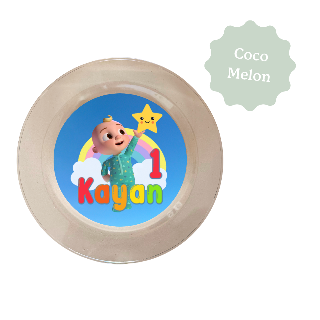 Assiette en plastique personnalisée sur le thème de Coco Melon, avec le prénom et l'âge. Pour une décoration de table d'anniversaire unique et personnalisée. Faite sur mesure selon tes envies.