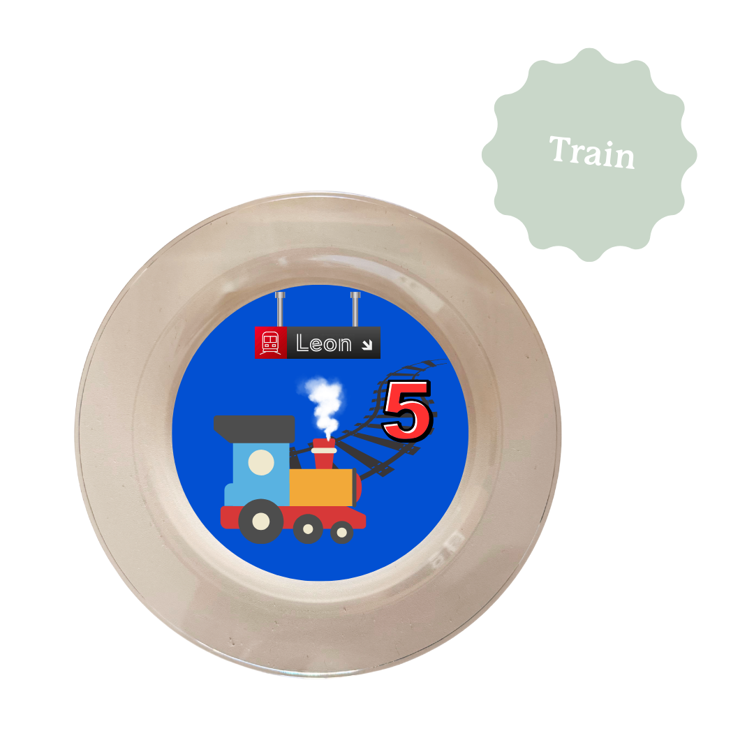 Assiette en plastique personnalisée sur le thème des trains et locomotives avec le prénom et l'âge. Pour une décoration de table d'anniversaire unique et personnalisée. Faite sur mesure selon tes envies.