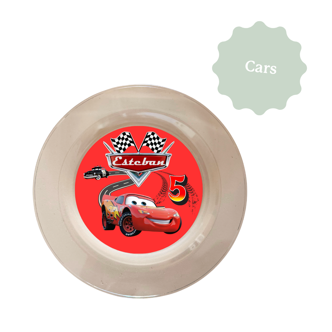 Assiette en plastique personnalisée sur le thème de McQueen de Cars, avec le prénom et l'âge. Pour une décoration de table d'anniversaire unique et personnalisée. Faite sur mesure selon tes envies.