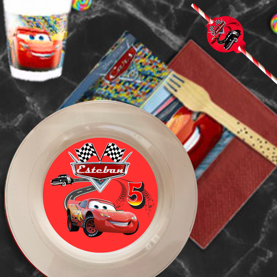Décoration de table pour un anniversaire d'enfant sur le thème de McQueen de Cars. Une décoration unique et personnalisée avec assiette et paille créées sur mesure et personnalisées avec le prénom et l'âge de l'enfant. 