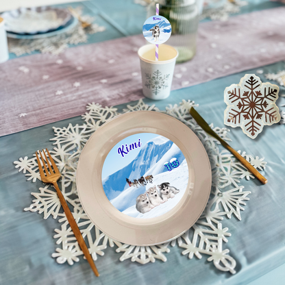 Décoration de table pour un anniversaire sur le thème des chiens Husky. Une décoration unique et personnalisée avec assiette et paille créées sur mesure et personnalisées avec le prénom et l'âge. 