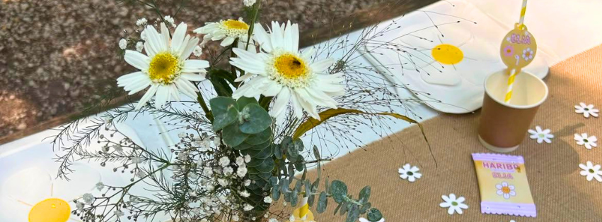 décoration et personnalisation d'anniversaire marguerites, fleurs