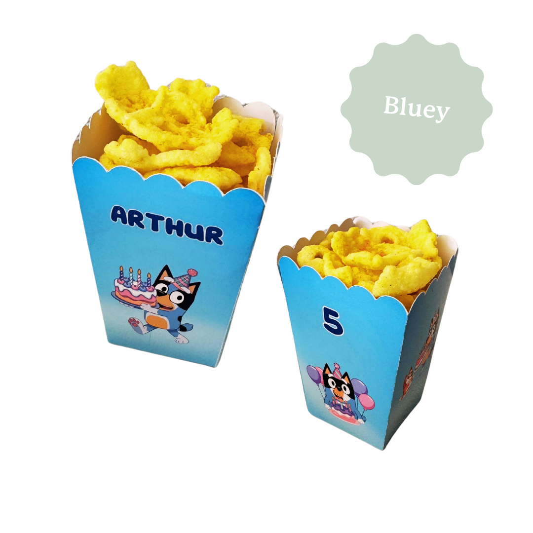 Boite à popcorn ou chips personnalisée sur le thème de Bluey pour décorer la table d'un anniversaire d'enfant. 