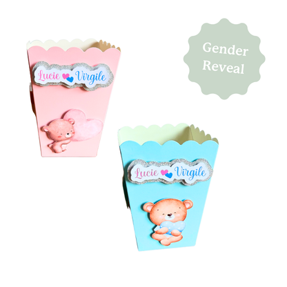 Boite à popcorn ou chips personnalisée sur le thème d'ourson bleu et rose pour décorer la table d'une gender reveal.