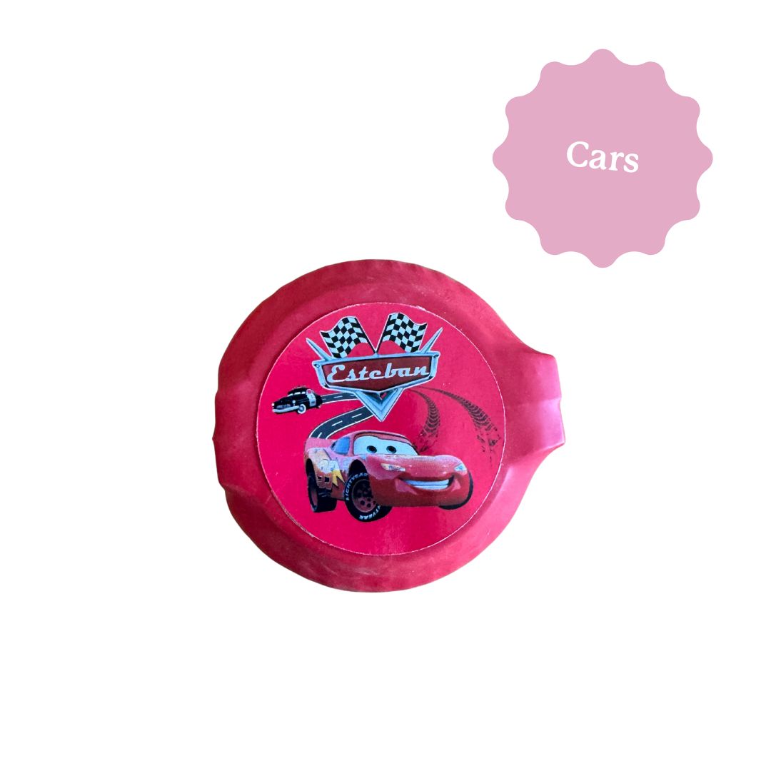 Rouleau de chewing-gum personnalisé sur le thème de Cars. Idéal comme petit cadeau souvenir pour un anniversaire d'enfant.