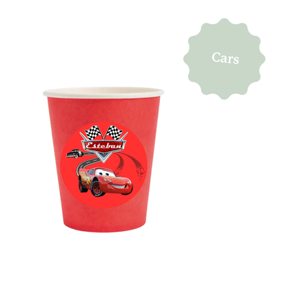 Des gobelets personnalisés pour un anniversaire sur le thème de Cars, avec le prénom de l'enfant. Le design est réalisé sur mesure selon tes souhaits. 