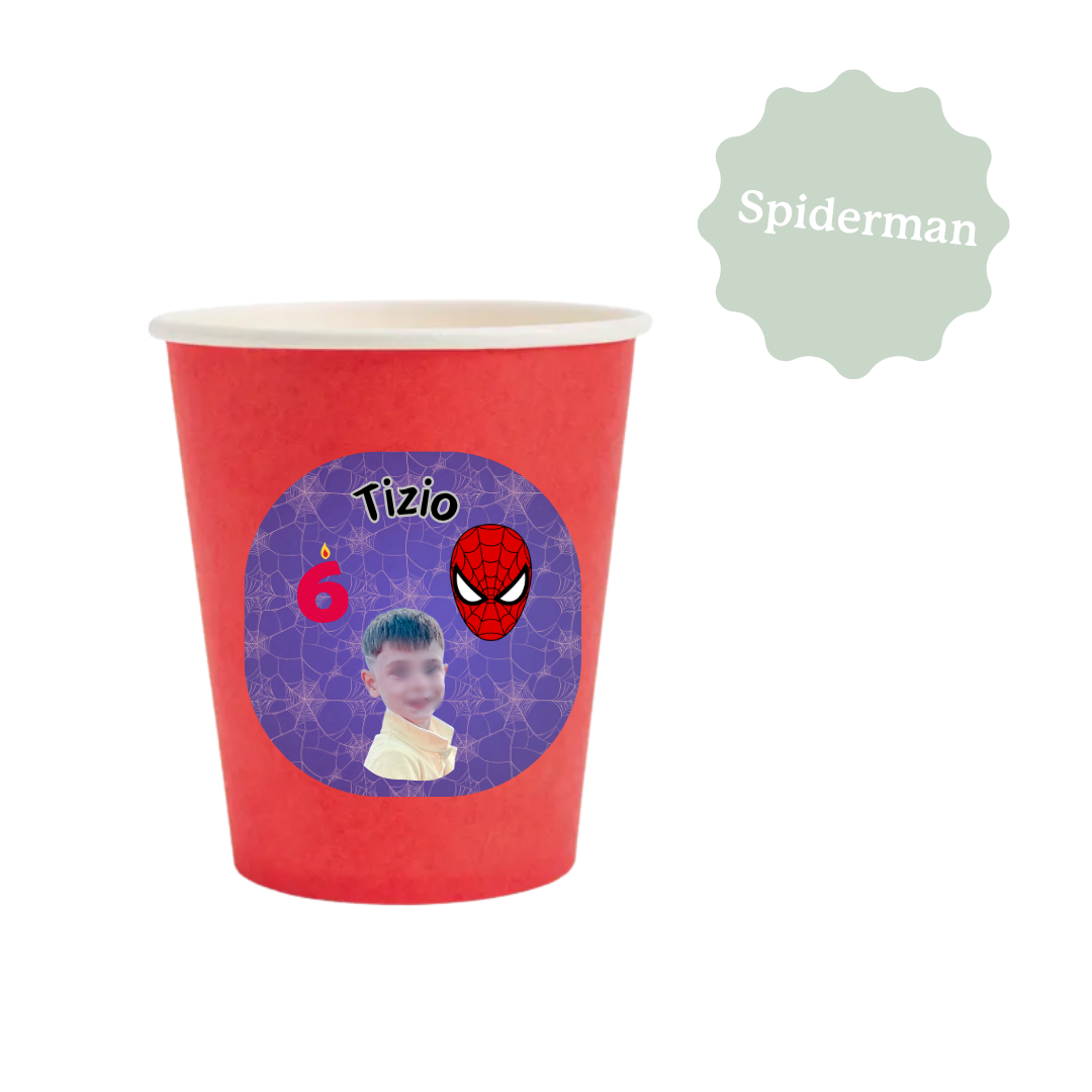 Des gobelets personnalisés pour un anniversaire sur le thème de Spider-Man, avec le prénom et la photo de l'enfant. Le design est réalisé sur mesure selon tes souhaits. 