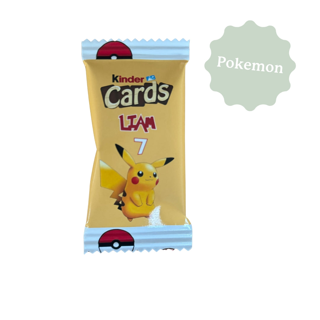 Chocolat Kinder Cards personnalisé sur le thème de Pikachu des Pokémon avec le prénom et l'âge de l'enfant. Idéal comme petit cadeau pour les copains à un anniversaire d'enfant ou comme décoration sur la table.