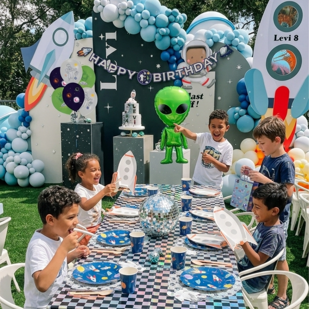Kit de décoration d'anniversaire d'enfants sur le thème de l'espace. Avec des astronautes, des fusées et des alien.