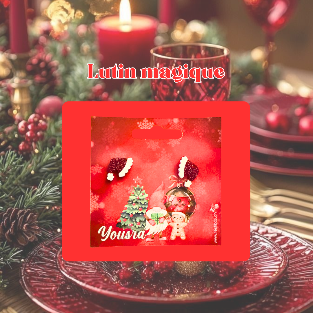 Boucles d'oreilles de Noël personnalisées, en forme de bonnet du père noël. Joliment présentées sur une carte personnalisée avec le prénom, sur le thème magique des lutins. 