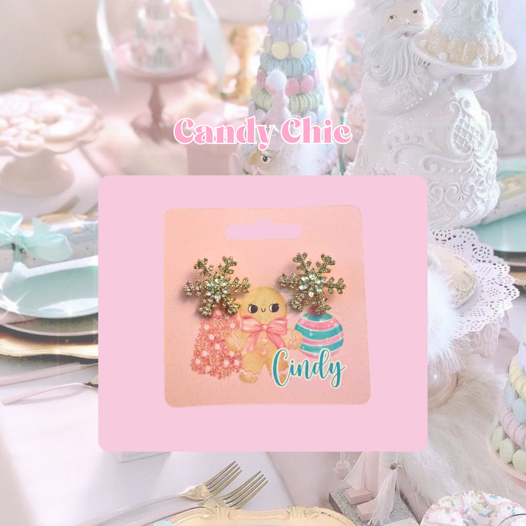 Boucles d'oreilles de Noël personnalisées, en forme de flocons. Joliment présentées sur une carte personnalisée avec le prénom, sur un thème doux et sucré.