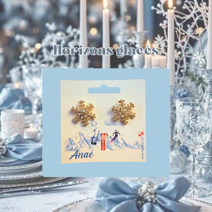 Boucles d'oreilles de Noël personnalisées, en forme de flocons de neige. Joliment présentées sur une carte personnalisée avec le prénom, sur un thème étincelant et givré.