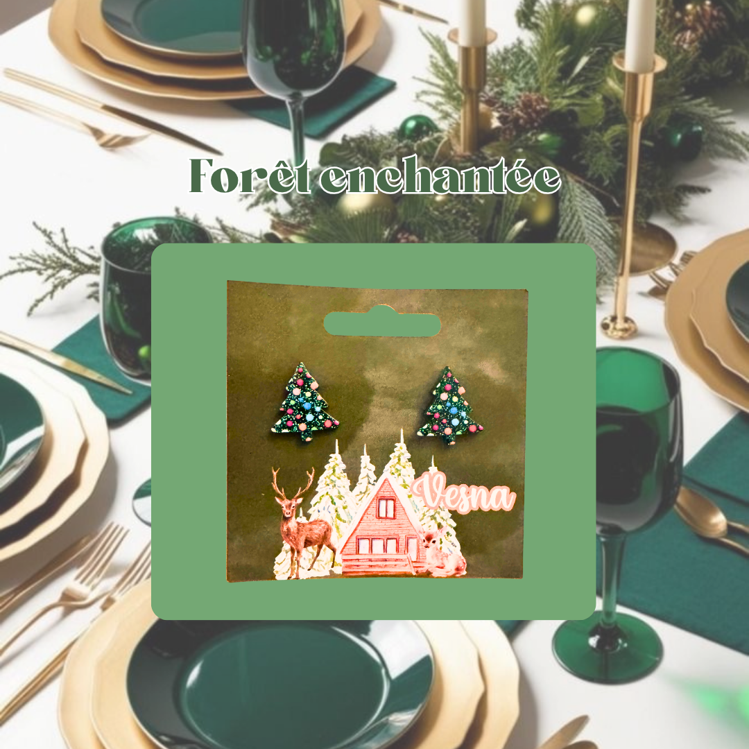 Boucles d'oreilles de Noël personnalisées, en forme de sapin de Noël. Joliment présentées sur une carte personnalisée avec le prénom, sur un thème naturel et enchanteur.