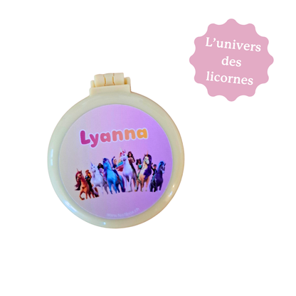 Brosse à cheveux pliable avec miroir intégré, personnalisée avec prénom, sur le thème de l'univers des licornes.